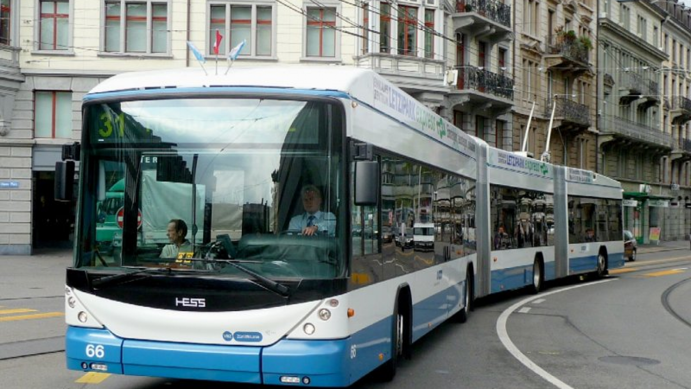 Городские автобусы и троллейбусы. Троллейбус Hess. Сочлененный троллейбус Швейцария. Лион троллейбус. Современный троллейбус.